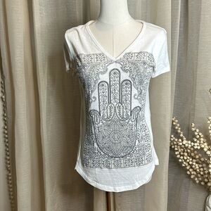 Lucky Brand Cream color Tee Shirt sz M Hamsa Hand V-neck